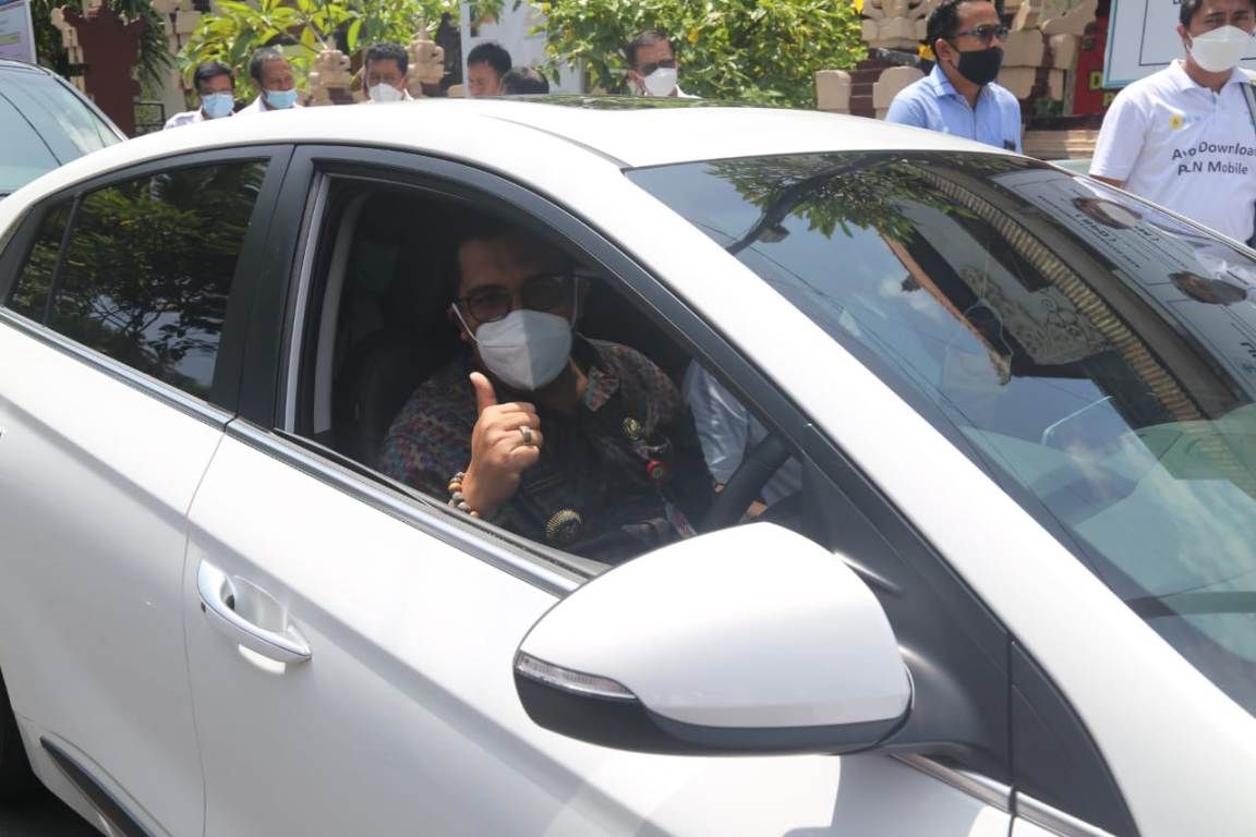 podiumnews.com-Bupati Tabanan Test Drive Mobil Listrik Keliling Kota